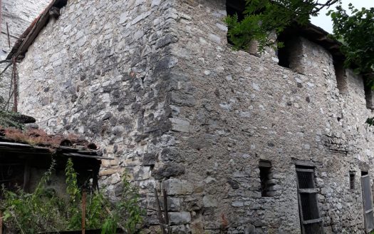 Rustico libero su tre lati con giardinetto
