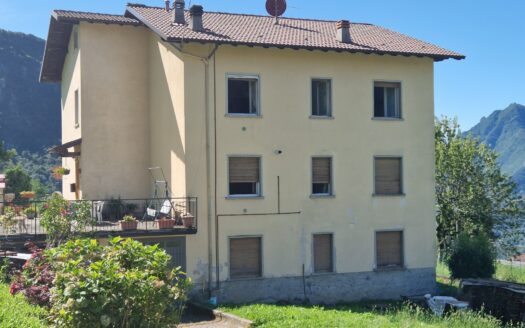 Vendiamo due quadrilocali con box , cantina e giardino pianeggiante …………….