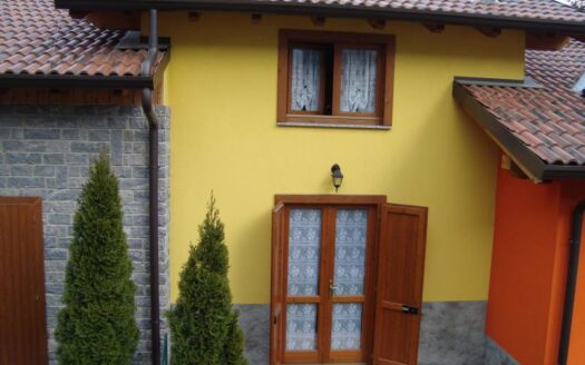 Villetta montana con giardino esclusivo… Arredata su misura !!!