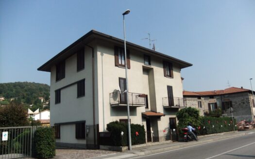 Casa indipendente con area esclusiva  – quattro appartamenti e due box