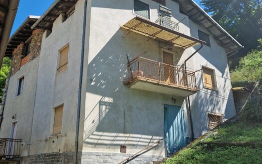 **Casa Indipendente in Vendita nel Cuore di un Borghetto Antico**   con area verde esclusiva !!!
