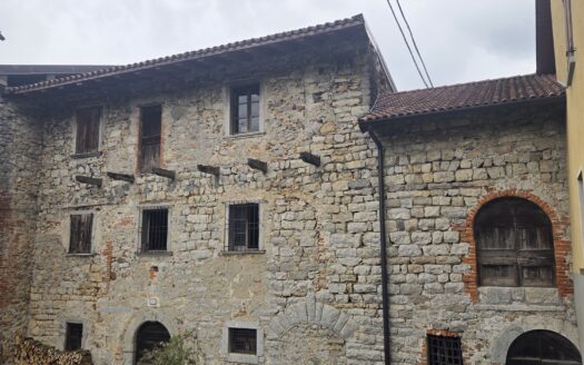 casa colonica in pietra da ristrutturare Euro 30.000
