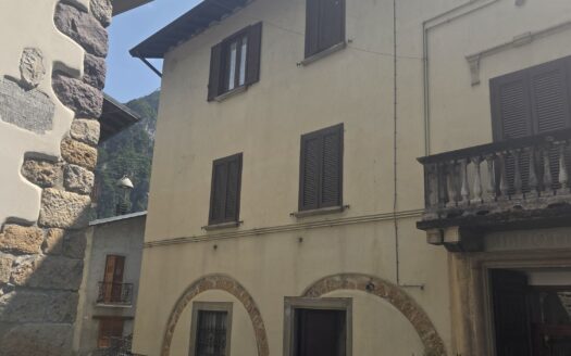 Splendido Appartamento su Due Piani in Vendita nel Cuore di un Antico Borgo
