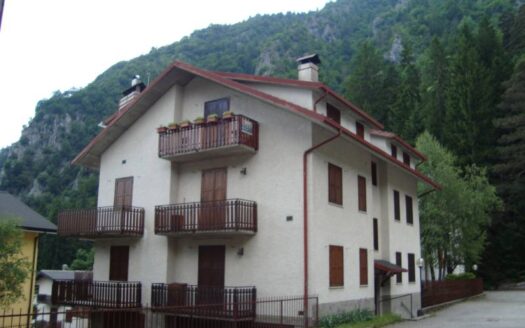 **Appartamento in Vendita: Un Rifugio Incantevole nella Pineta**