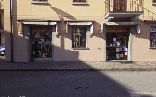** Vendesi storica cartolibreria in posizione centrale**